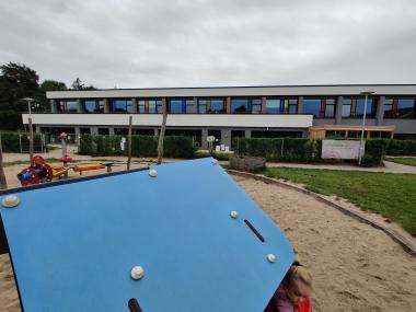 Børnehaven og vuggestuen set fra legepladsen